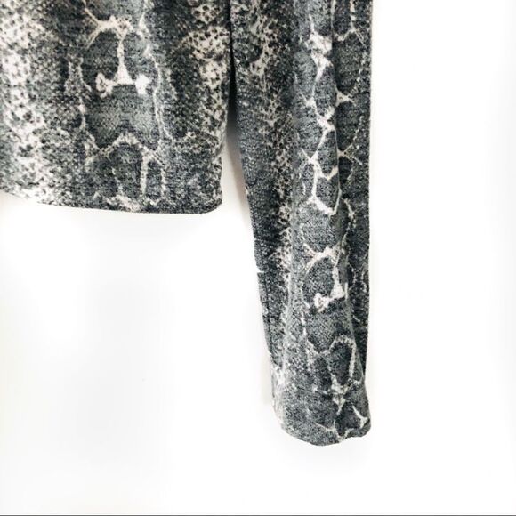 💝(3/$25) zara • soft touch snakeskin crop top long sleeve - Picture 7 of 9
